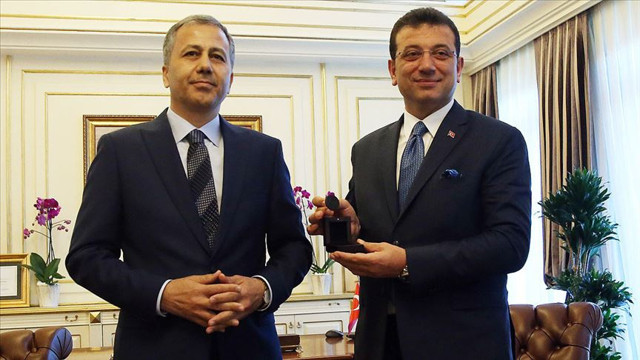 Ekrem İmamoğlu mazbatasını alıp İstanbul Valisi Yerlikaya'dan görevi devraldı - Resim: 0