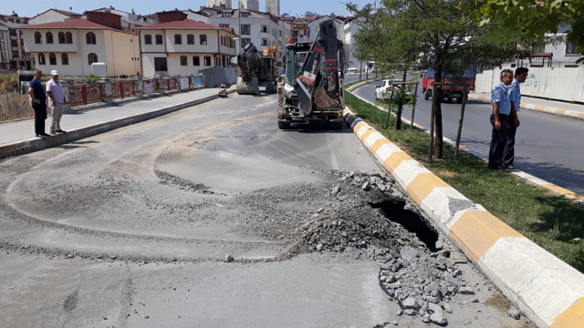 Esenyurt'ta dere ıslahı çalışmalarında yol çöktü! Tek şerit trafiğe kapandı - Resim: 0
