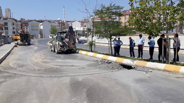 Esenyurt'ta dere ıslahı çalışmalarında yol çöktü! Tek şerit trafiğe kapandı - Resim: 1