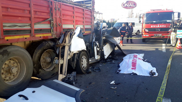 Ankara'da TIR'ın altına giren kamyonet sürücüsü feci şekilde can verdi! - Resim: 0