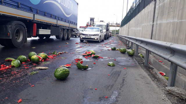 Büyükçekmece'de kamyonet kaza yaptı! Karpuzlar yola saçıldı - Resim: 1