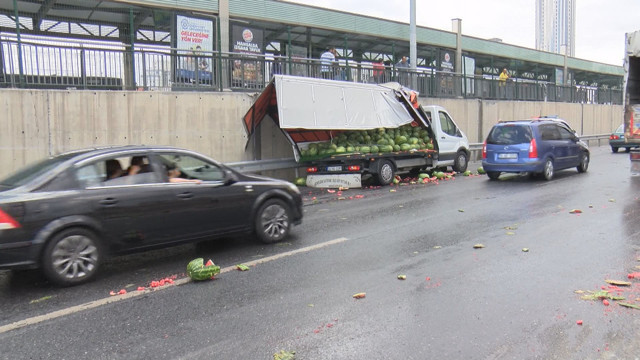 Büyükçekmece'de kamyonet kaza yaptı! Karpuzlar yola saçıldı - Resim: 0