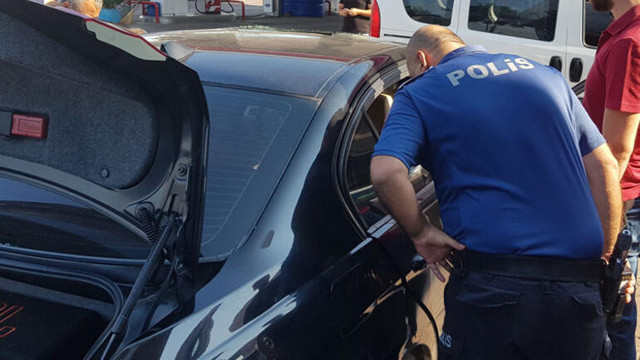 İki arkadaşını rehin aldı! Yakalandı - Resim: 0