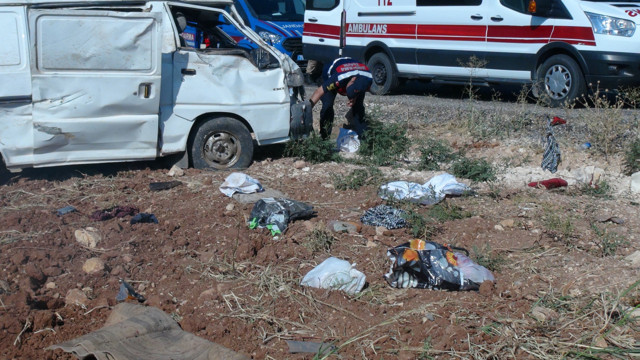 Gaziantep'te işçilerini taşıyan minibüs devrildi! Ölü ve yaralılar var - Resim: 0