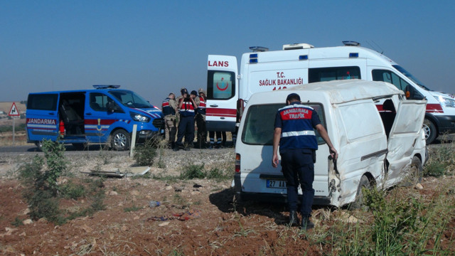 Gaziantep'te işçilerini taşıyan minibüs devrildi! Ölü ve yaralılar var - Resim: 1