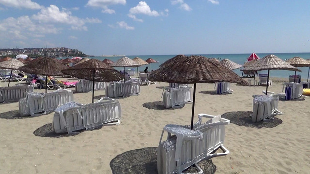 İstanbul Silivri’de bunaltan sıcaklar şezlongları boş bıraktı - Resim: 1