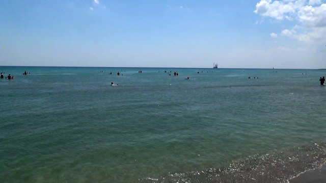 İstanbul Silivri’de bunaltan sıcaklar şezlongları boş bıraktı - Resim: 0