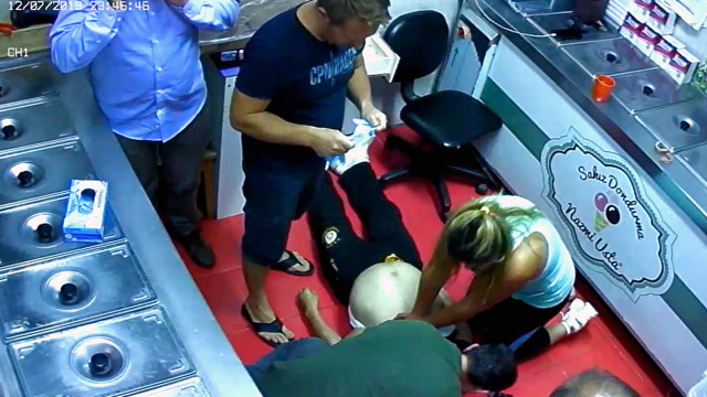 İzmir Foça'da dondurma sırasında hayat kurtardı - Resim: 0