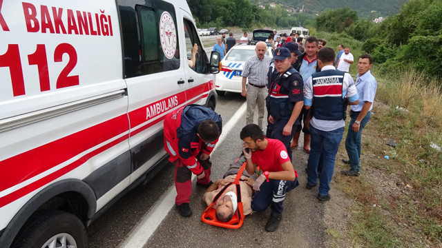 Karabük'te yaralılara yardım için duran minibüsüne otomobil çarptı: 1 ölü, 7 yaralı - Resim: 3