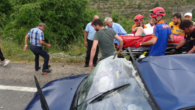 Karabük'te yaralılara yardım için duran minibüsüne otomobil çarptı: 1 ölü, 7 yaralı - Resim: 1