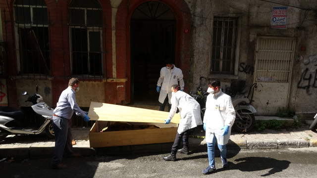 Beyoğlu'nda metruk bir binada erkek cesedi bulundu  - Resim: 1