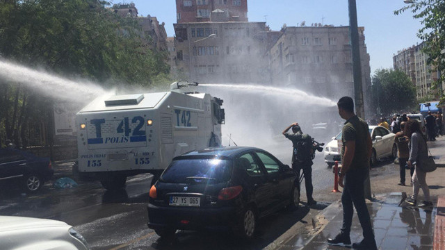 HDP'li vekiller de yer alıyor Diyarbakır'da kayyum protestosuna polis müdahalesi - Resim: 0
