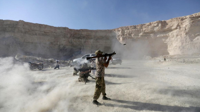 İdlib'den kaçan on binlerce sivil Türkiye sınırına dayandı - Resim: 0