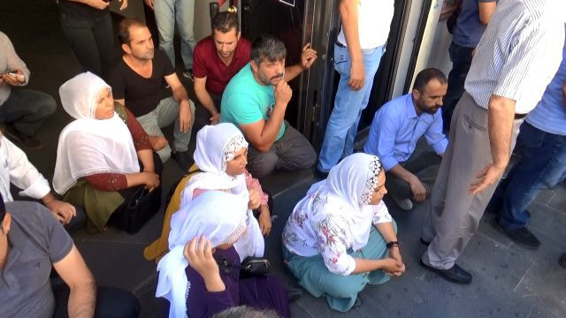 Diyarbakır'da gerginlik! HDP ve Vatan Partililer birbirine girdi - Resim: 0