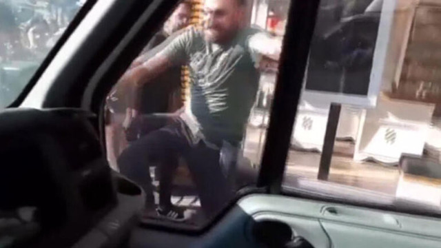 Sürücüye sinirlendi kamyonete tekmelerle saldırdı - Resim: 0