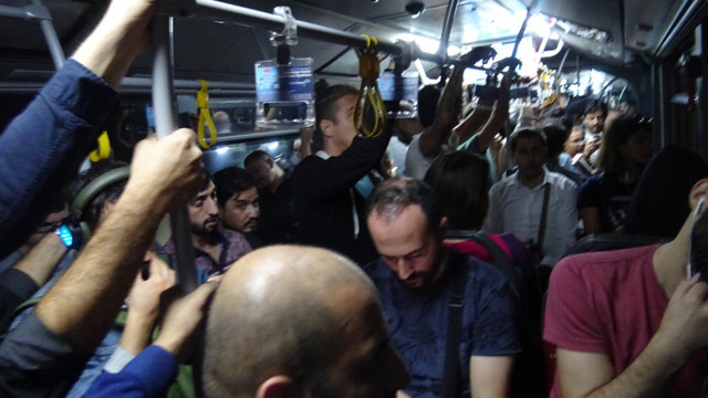 Metrobüste çileli yolculuk... Sabah akşam binme telaşı yer kapma kavgası... - Resim: 0