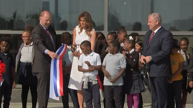 Melania Trump'ın açılışta makasla imtihanı! - Resim: 0