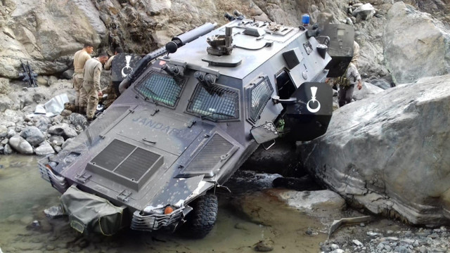 Askeri araç 150 metrelik uçuruma yuvarlandı: 2 şehit 5  yaralı var - Resim: 0
