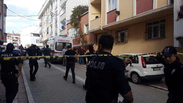 Esenyurt'ta hırsız altın bileziklerini aldığı yaşlı kadının boğazını kesti - Resim: 0