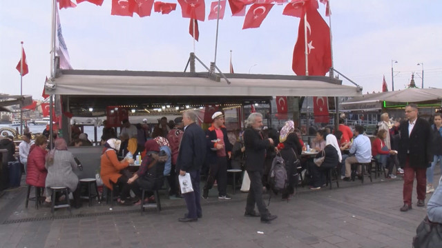 Eminönü balık ekmek tekneleri şimdilik kalkmıyor! İBB karar almış - Resim: 0