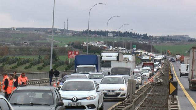 Büyükçekmece'de tır devrildi! Kaza sonucu TEM otoyolu kapandı - Resim: 0