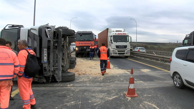 Büyükçekmece'de tır devrildi! Kaza sonucu TEM otoyolu kapandı - Resim: 1