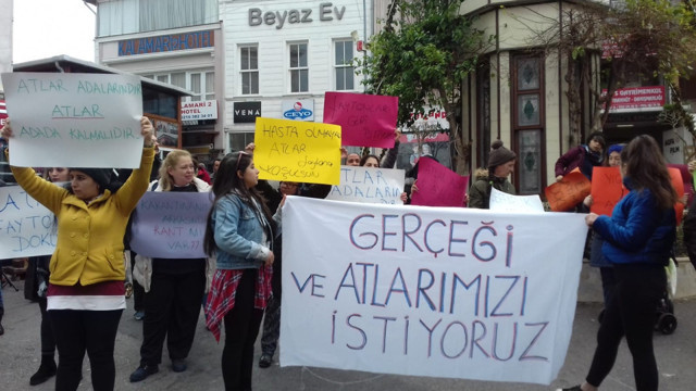 Atlı faytonları geri isteyen ada sakinleri ile faytoncular gösteri düzenledi - Resim: 0