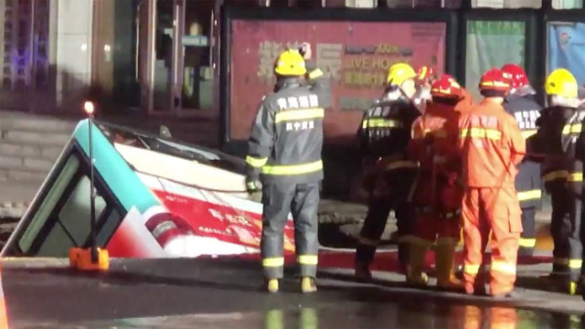 Çin’de yol çöktü otobüs içine düştü! Ölü ve yaralılar var - Resim: 0