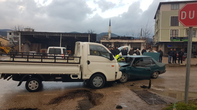 Bursa'da kamyonet ile otomobil kafa kafaya çarpıştı 2 yaralı - Resim: 0