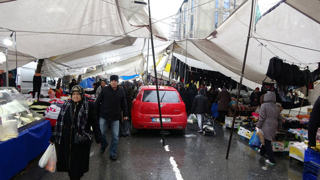 Semt pazarının ortasında otomobil park edildi - Resim: 0