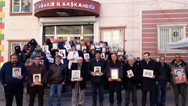 Diyarbakır'da HDP binasının önünde gerginlik - Resim: 0