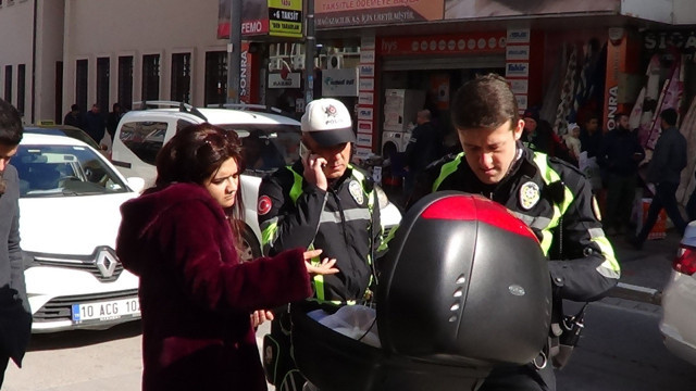 Balıkesir'de bir kadın ceza yazan polisi tehdit etti: Seninle çok pis... - Resim: 0