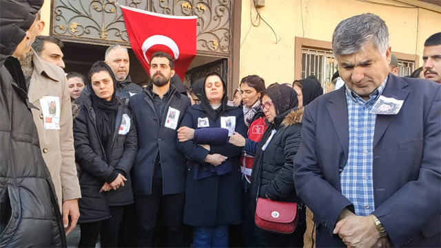 İdlib şehidi Teğmen Ali Emre Fırıncıoğulları defnedildi annesi kazağı elinden hiç bırakmadı - Resim: 0