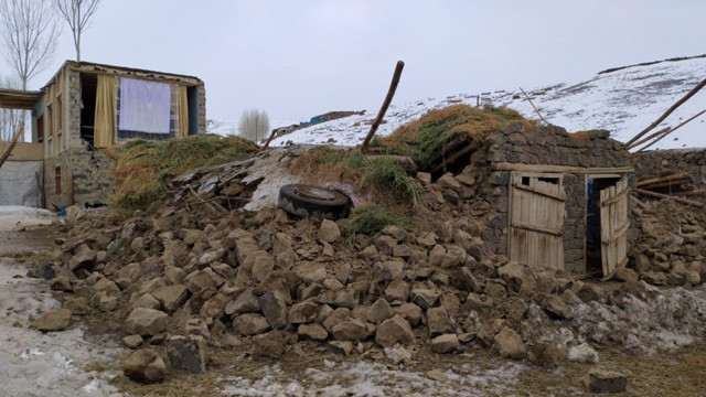 Van'daki depremde ölü sayısı artıyor! Acı haber Sağlık Bakanı Koca'dan geldi - Resim: 1
