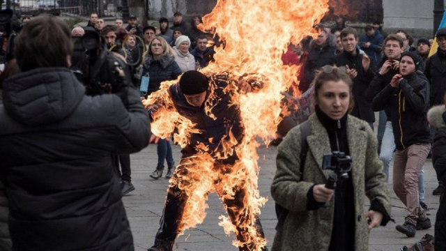 Cumhurbaşkanlığı önünde kendini yaktı! Dehşete düşüren görüntüler - Resim: 0