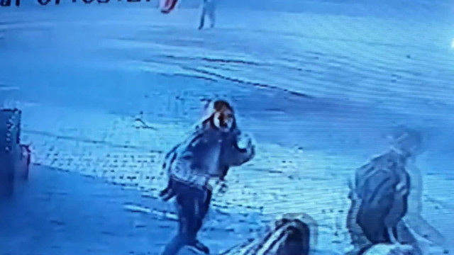 Silivri'de iki genç kıza otomobil çarptı o anlar saniye saniye kameralara yansıdı - Resim: 0