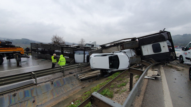 Bursa otoyolunda araç yüklü tır devrildi kazada maddi hasarlar oluştu - Resim: 1