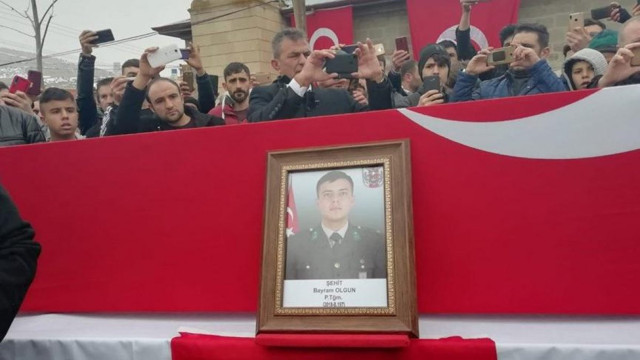 Şehit cenazesinde sosyal medya derdine düştüler - Resim: 0
