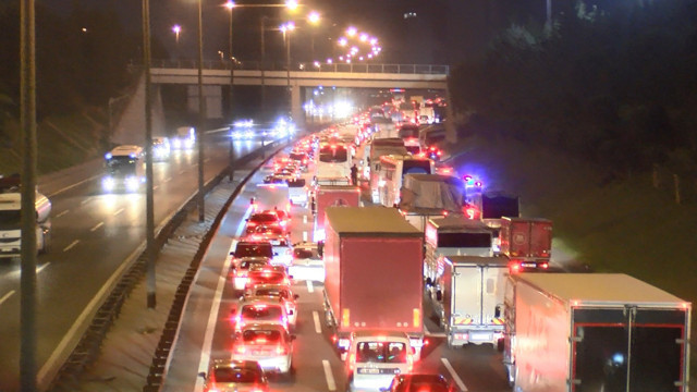 TEM'de kontrolünü kaybeden otomobil bariyerlere çarptı trafik kilitlendi - Resim: 1