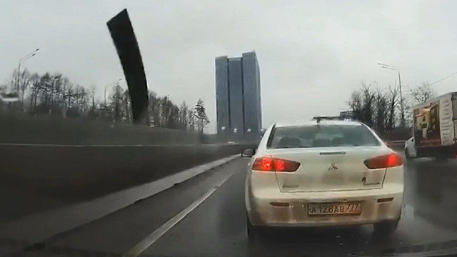 Rusya'da levha uçarak araç camından içeri girdi o anlar kameraya yansıdı - Resim: 1