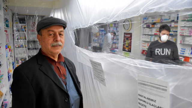 Edirne'de eczacı Corona virüse karşı naylonla set çekti - Resim: 1