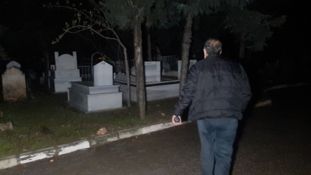 Mezarlıkta korkutan kadın çığlığı polis tabutların kapaklarını açıp kontrol etti - Resim: 0