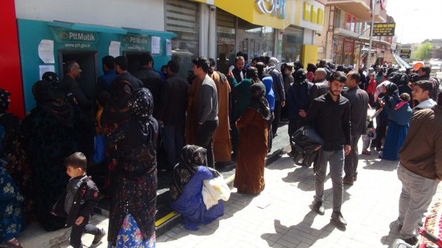 Şanlıurfa'da koronavirüsü umursamadılar PTT kuyruğuna bakın - Resim: 0