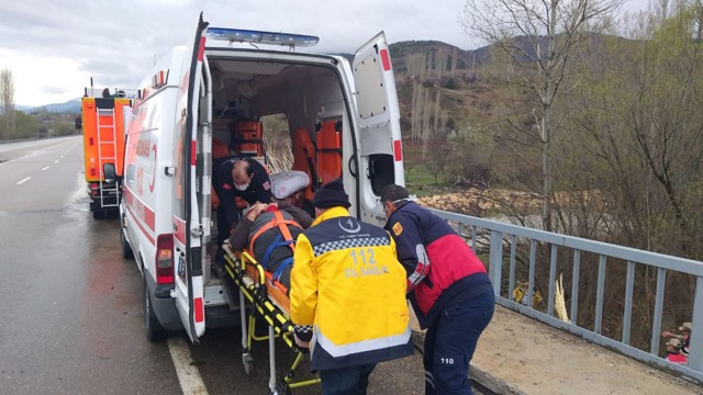 Sivas'ta otomobil devrildi: 4 ölü 1 yaralı - Resim: 1