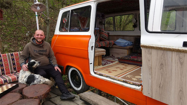 Korana tehdidi nedeniyle evde değil minibüste kalıyor - Resim: 0