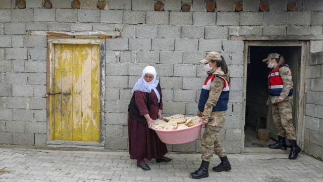 Van'da kadın askerler hamur yoğurdu tandırda ekmek pişirdi - Resim: 1