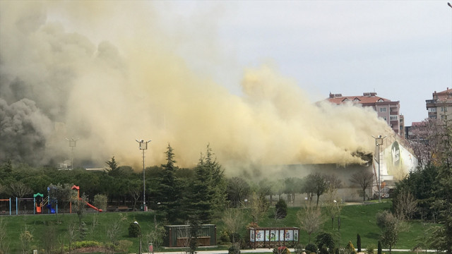 İstanbul'da işyerini yaktı söndürmeye gelen itfaiyeyi pompalı tüfekle engelledi - Resim: 1