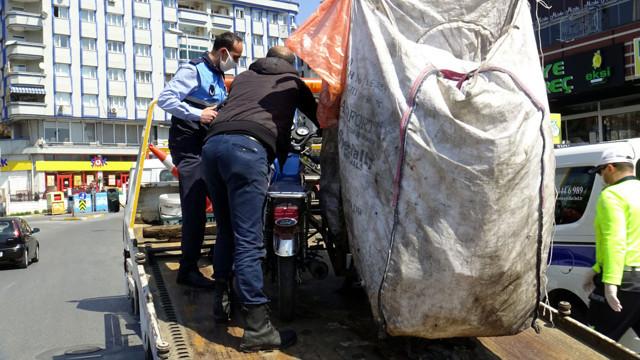 Avcılar'da yasak olmasına rağmen atık toplayan genç cezadan nasibini aldı - Resim: 1