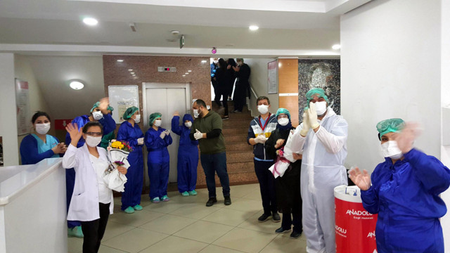 Zonguldak'ta koronavirüs zaferini ağlayıp eşine sarılarak kutladı - Resim: 1