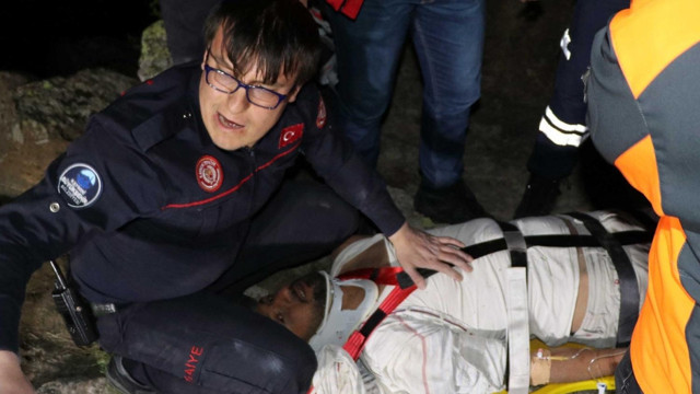 Kayalıkların arasına düşen genç 24 saat sonra kurtarıldı arkadaşları korkup kaçtı - Resim: 1